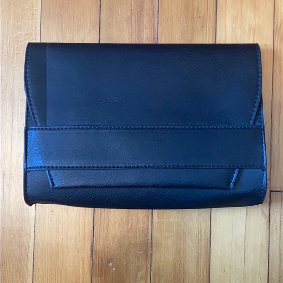 Summer & Rose Celine Vegan Leather Crossbody Purse - Picture 3 of 6